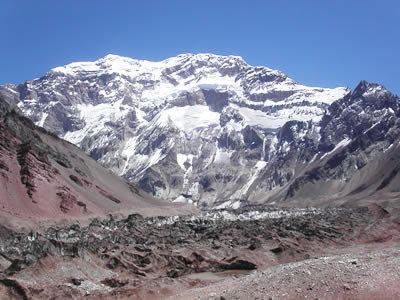 El Cerro desde la base del Aconcagua, se aprecia la altura del coloso de américa